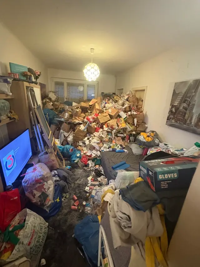 Vollgestelltes Zimmer vor der Entrümpelung
